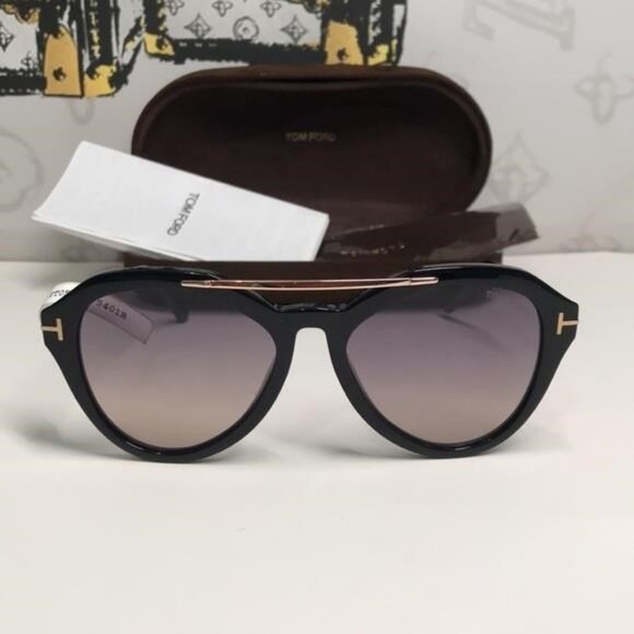 Tom Ford TF576 01B Lisa-02 Sunglasses – Black/Gold – 54mm - Picture 7 of 12